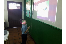Repaso para evaluación con la pizarra con alumnos de 3er º